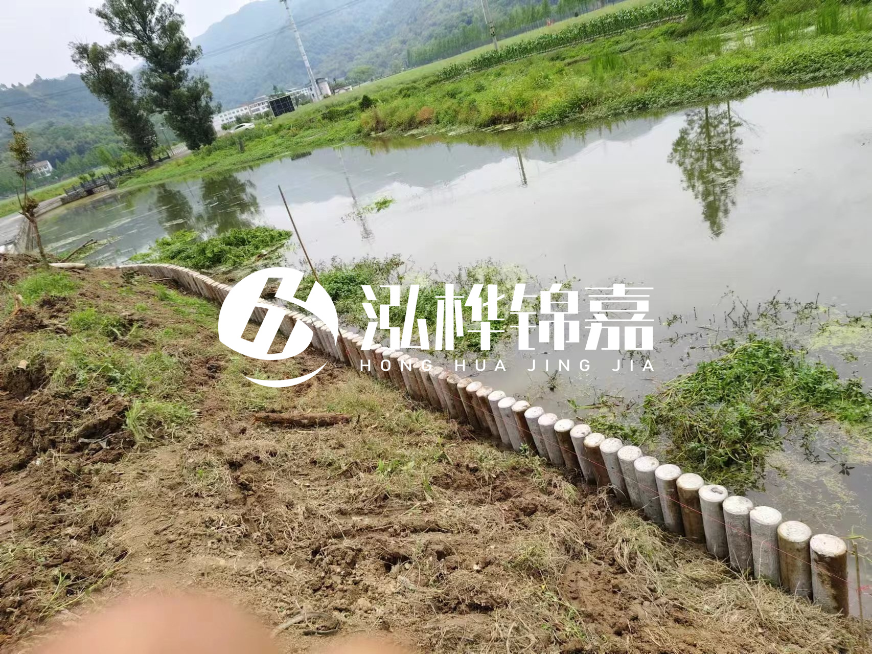 安順市挖機打木樁專業(yè)施工-河道水泥樁護坡多少錢一米？